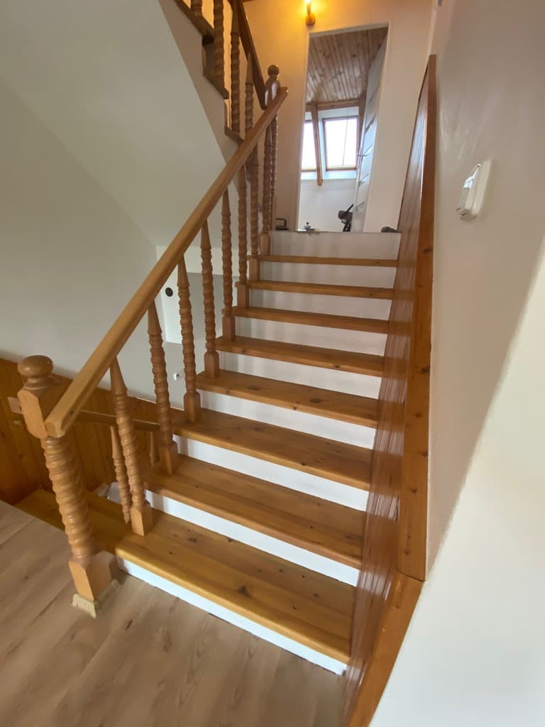 rewoss-brusenie-chat-drevenic-zrubov-renovaciaSchody2
